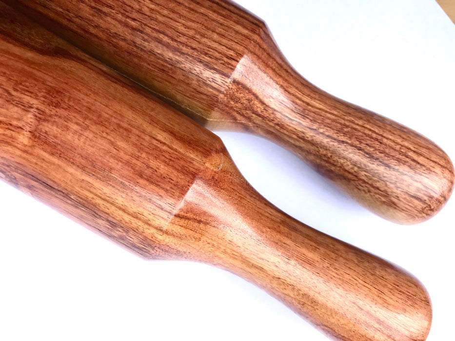 Mexico 1492: Hand-turned rolling pin, made out if red Mexican cedar wood, with a stunning pattern of wood grain that makes each piece unique. Its perfectly smooth, bees-wax polished surface doesn’t stick to the dough and it’s very easy to clean, and the heavy weight helps extending the dough with less effort. 